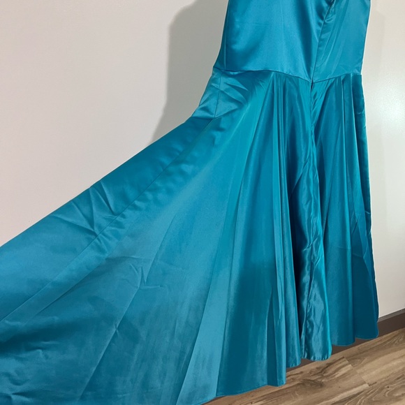 Unique Vintage Formal Dress - Picture 5 of 8